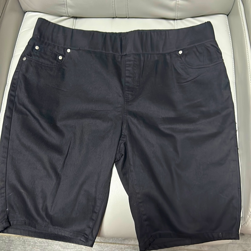 22 W Jessica London long black shorts